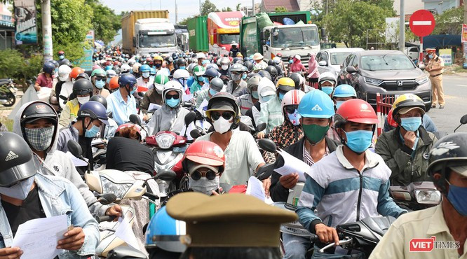 Ảnh: Hàng ngàn người dân Quảng Nam hối hả rời Đà Nẵng trước giờ “giới nghiêm” ảnh 8