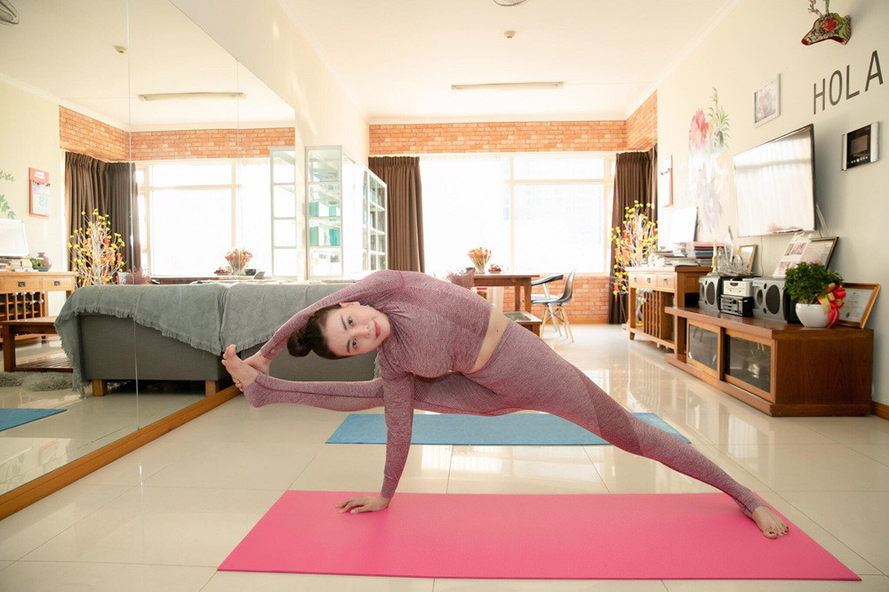 Trà Ngọc Hằng tập Yoga giữ eo 59 cm những ngày giãn cách