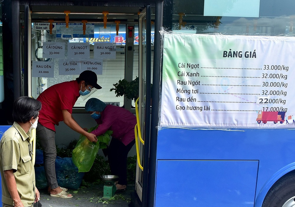 Xe buýt biến thành cửa hàng rau củ đầy ắp cho người dân TP.HCM