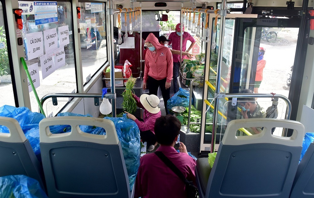 Xe buýt biến thành cửa hàng rau củ đầy ắp cho người dân TP.HCM