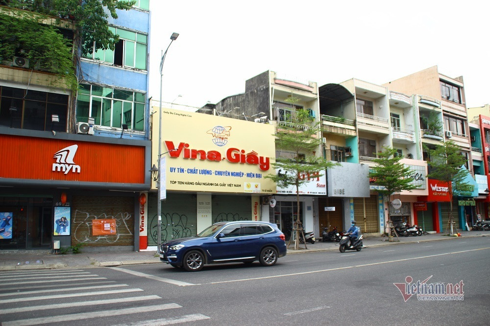 Đường phố Đà Nẵng vắng tênh, hàng loạt cửa hàng phủ bạt ngày đầu giãn cách