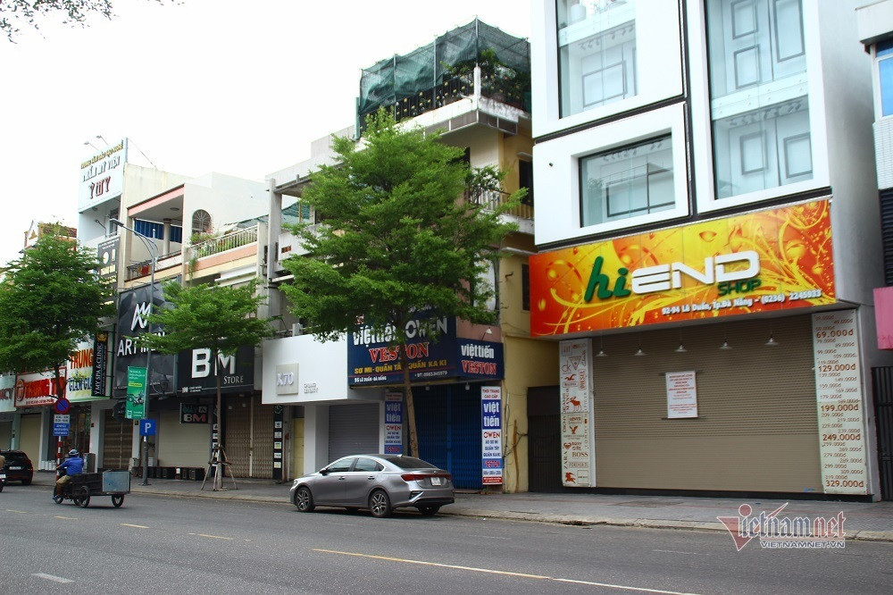 Đường phố Đà Nẵng vắng tênh, hàng loạt cửa hàng phủ bạt ngày đầu giãn cách