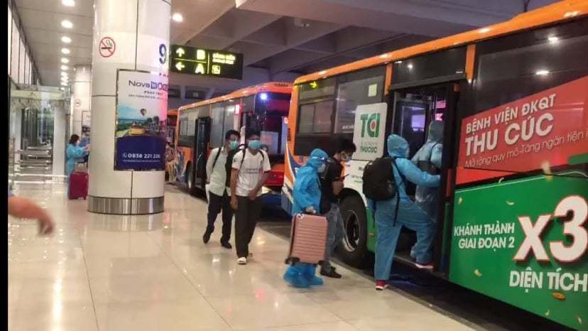 Hình ảnh gần 300 hành khách từ TP.HCM về Nội Bài được đưa đi cách ly