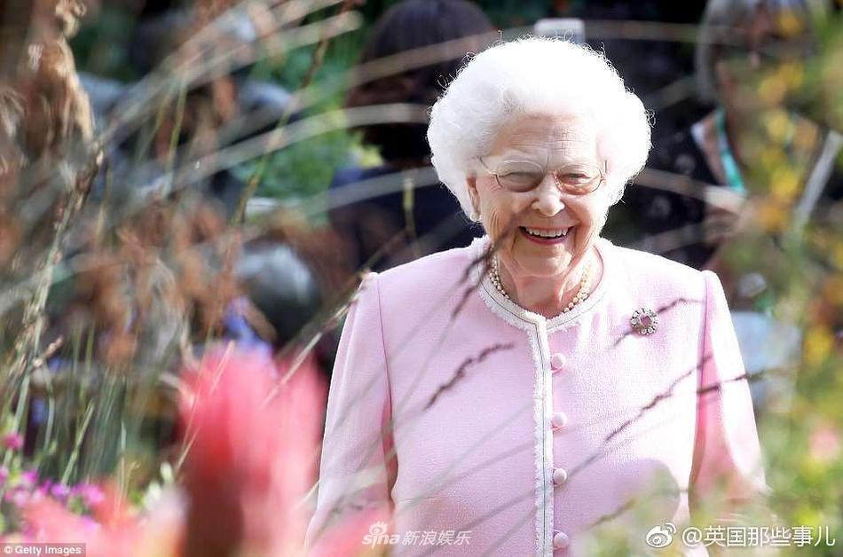 Nữ hoàng Anh 95 tuổi: Tự lái Rang Rover, gu thời trang đỉnh chóp-5