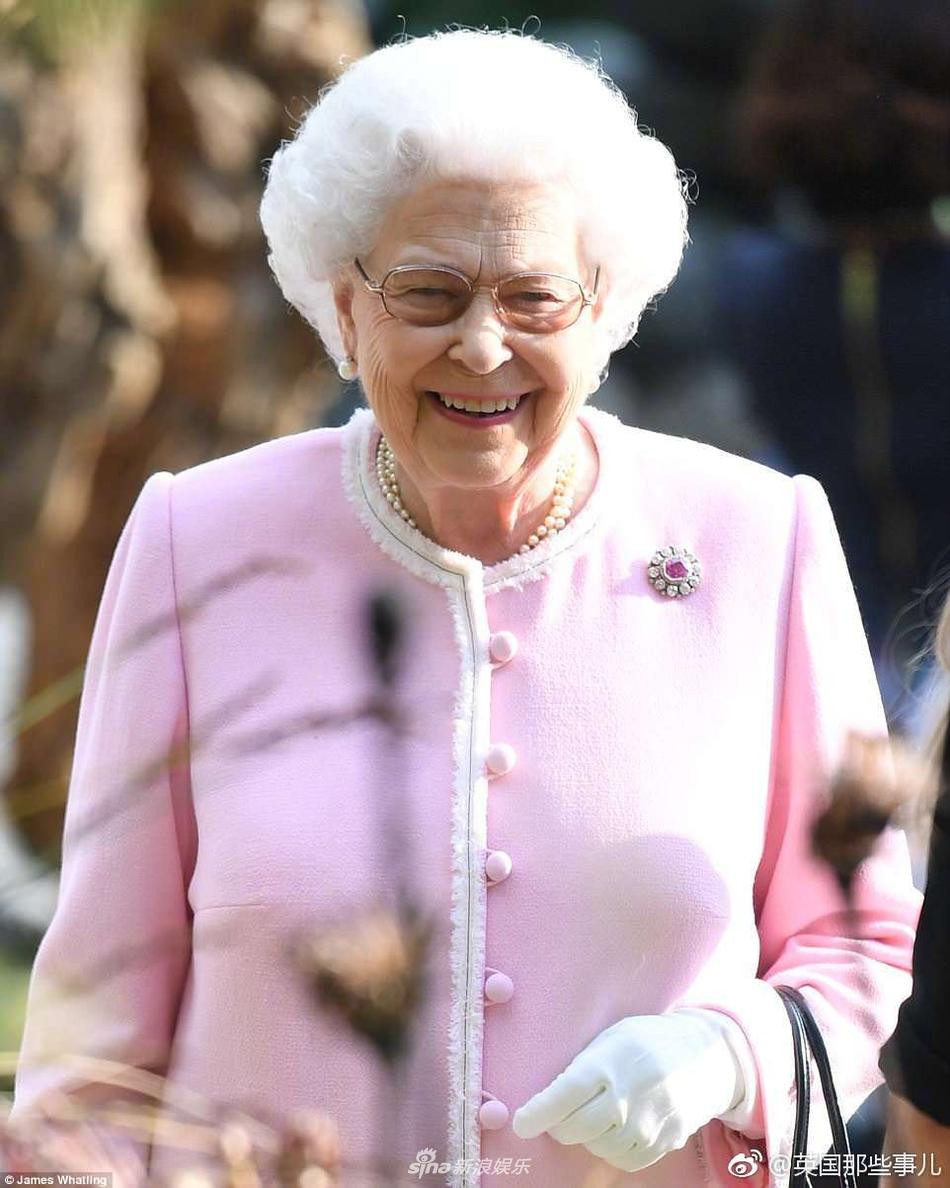 Nữ hoàng Anh 95 tuổi: Tự lái Rang Rover, gu thời trang đỉnh chóp-7