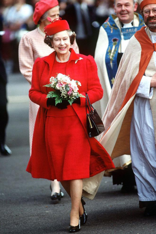 Nữ hoàng Anh 95 tuổi: Tự lái Rang Rover, gu thời trang đỉnh chóp-11