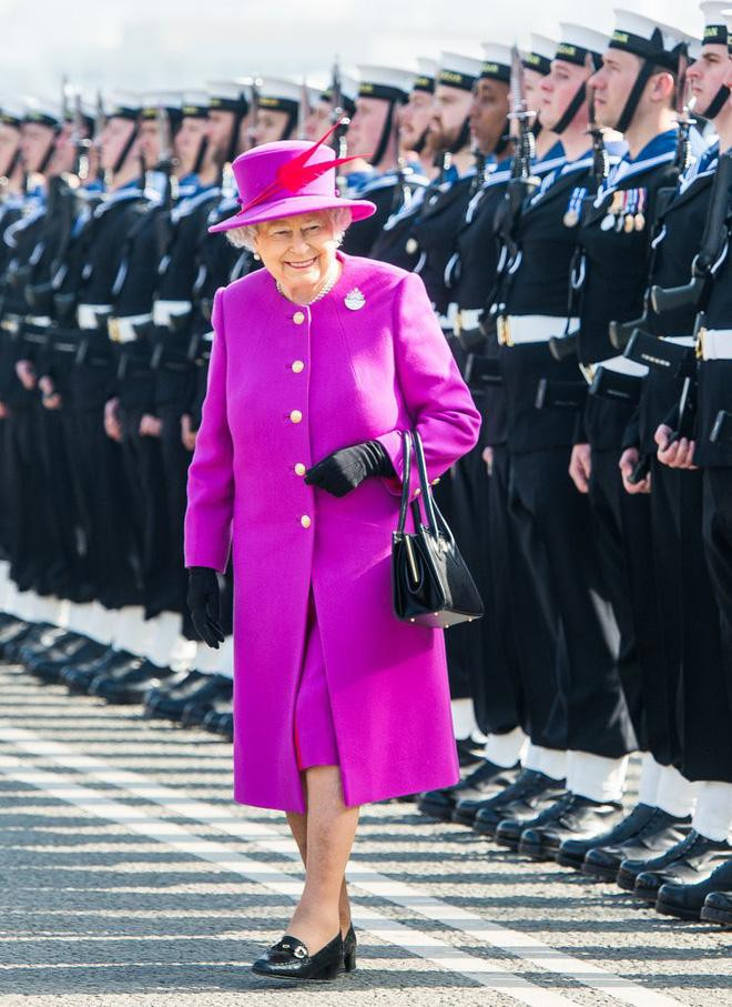 Nữ hoàng Anh 95 tuổi: Tự lái Rang Rover, gu thời trang đỉnh chóp-10