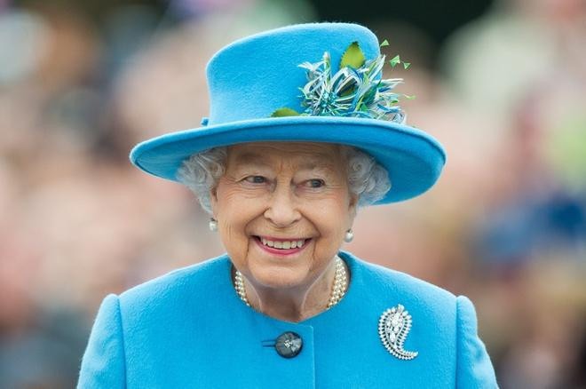 Nữ hoàng Anh 95 tuổi: Tự lái Rang Rover, gu thời trang đỉnh chóp-4