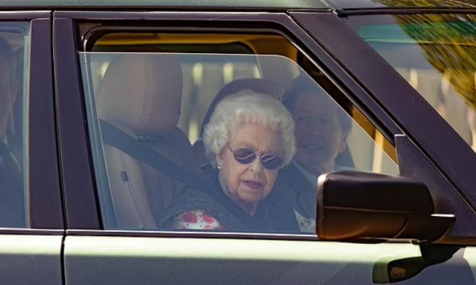 Nữ hoàng Anh 95 tuổi: Tự lái Rang Rover, gu thời trang đỉnh chóp-1