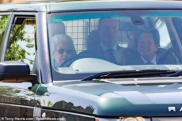Nữ hoàng Anh 95 tuổi: Tự lái Rang Rover, gu thời trang đỉnh chóp-2