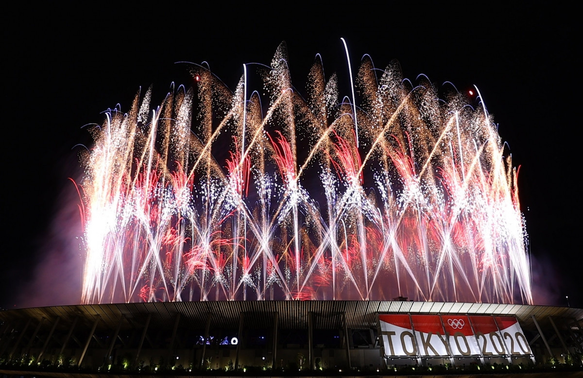 Màn pháo hoa mở màn Lễ khại mạc Olympic Tokyo 2020 trên sân vận động Quốc gia Nhật Bản. (Ảnh: Reuters).