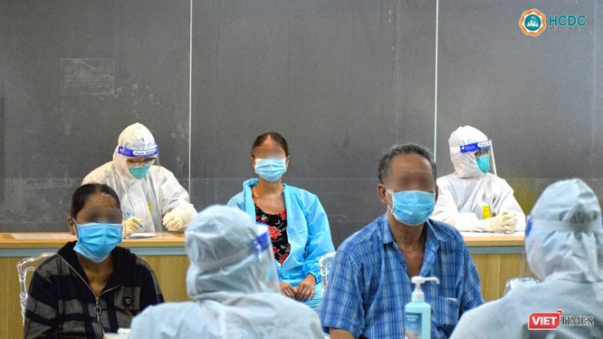 Nhân viên y tế tại Bệnh viện dã chiến số 5 đón bệnh nhân vào điều trị COVID-19 (Ảnh: HCDC) 