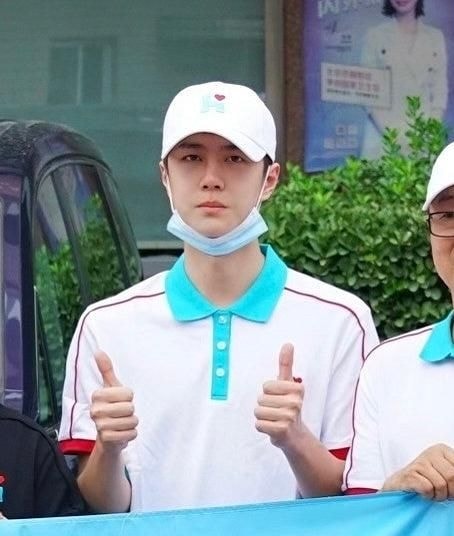 Vương Nhất Bác đích thân đến vùng lũ lụt làm tình nguyện viên tiền tuyến: 'Nếu không đi tôi sẽ hối hận' Vương Nhất Bác đích thân đến vùng lũ lụt làm tình nguyện viên tiền tuyến: 'Nếu không đi tôi sẽ hối hận'