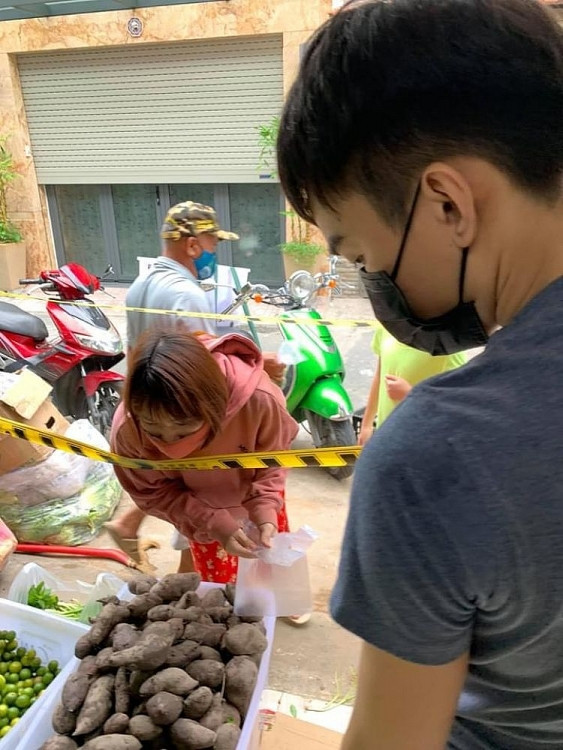 Ấm áp nghĩa tình từ Chợ rau 0 đồng của 'Hoa hậu môi trường Việt Nam' giữa tâm dịch