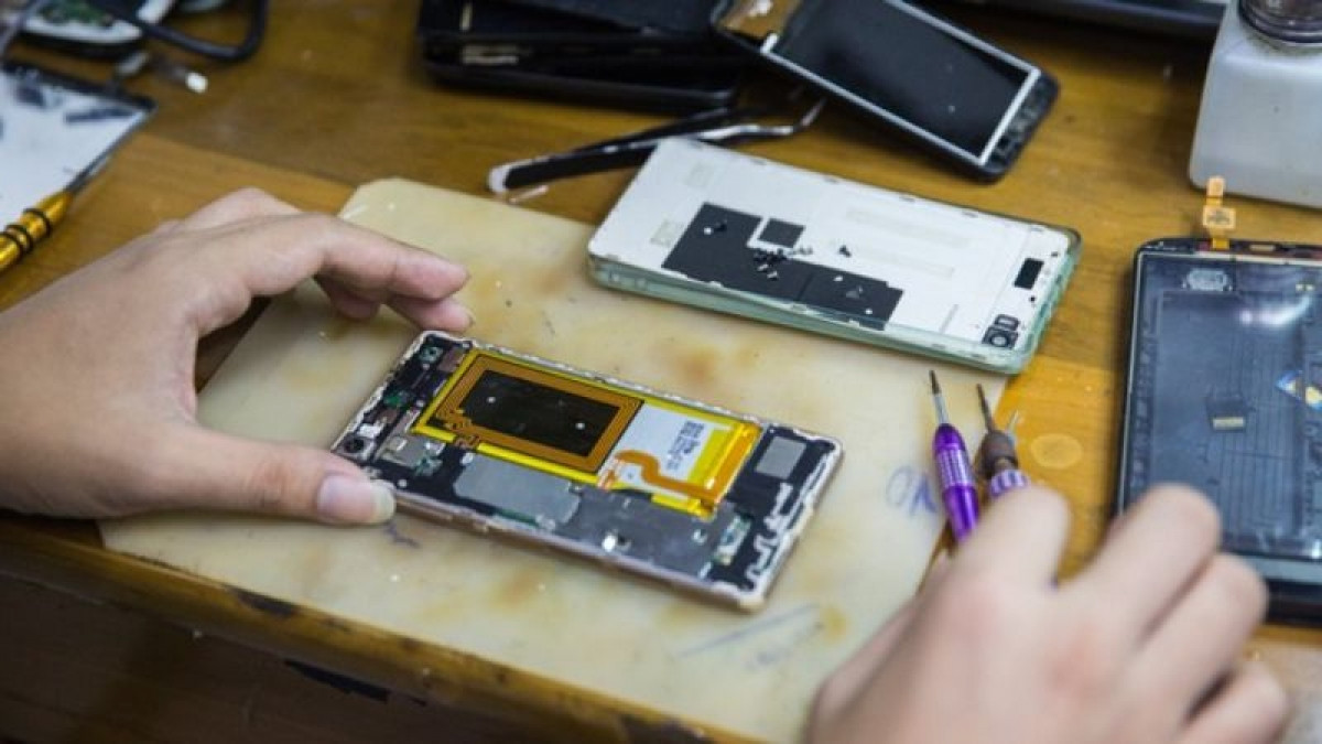 Việc sửa chữa iPhone ở bên ngoài có thể sẽ dễ dàng hơn nhờ quy định mới của FTC.