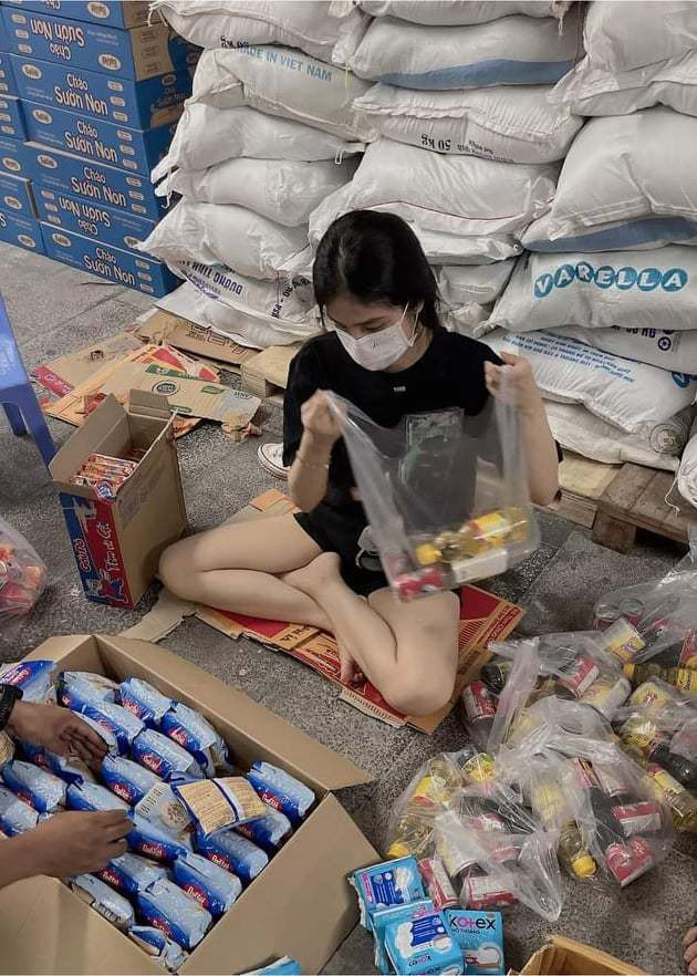 Theo chân cô gái Sài Gòn vào sát điểm phong tỏa tặng quà người nghèo