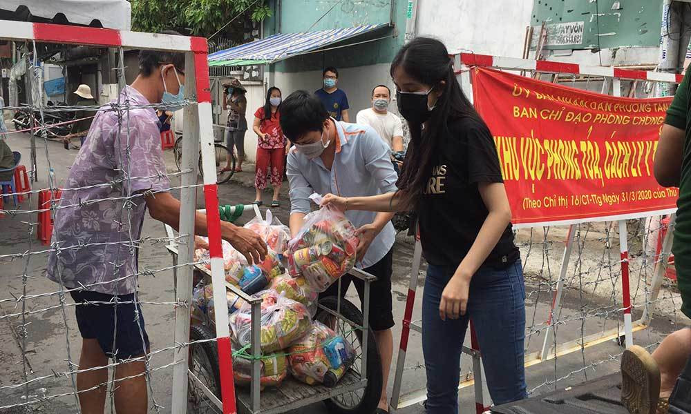 Theo chân cô gái Sài Gòn vào sát điểm phong tỏa tặng quà người nghèo