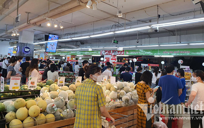 Trái ngược ở siêu thị Hà Nội: Nơi chen chân mua hàng, chỗ vắng tanh