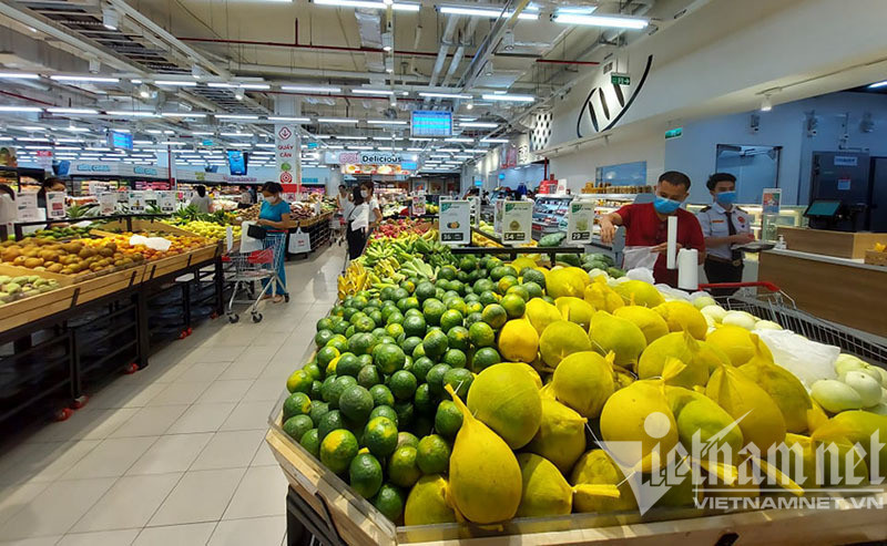 Trái ngược ở siêu thị Hà Nội: Nơi chen chân mua hàng, chỗ vắng tanh