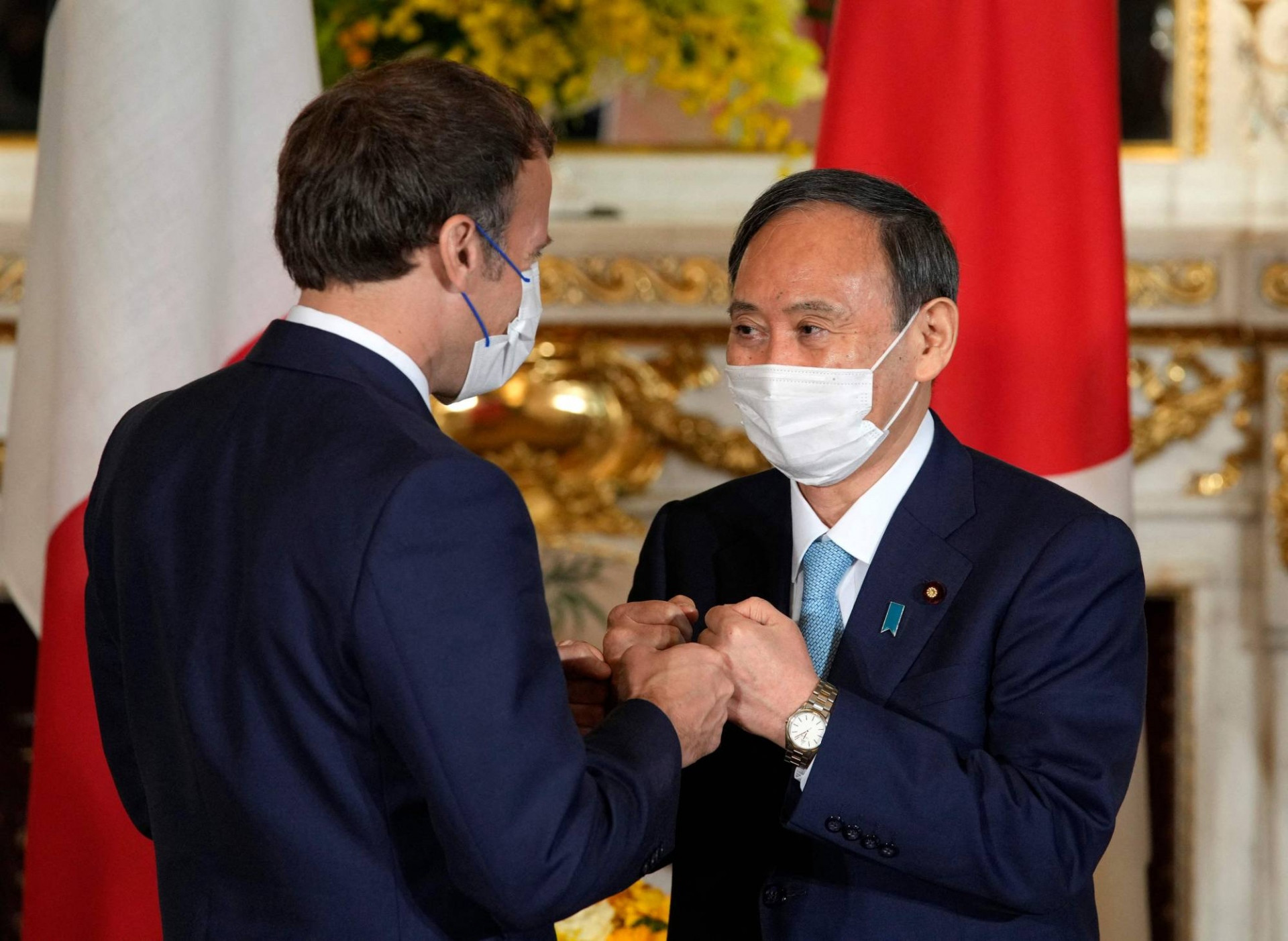 Ngày 24/7, Thủ tướng Nhật Bản Suga Yoshihide và Tổng thống Pháp Emmanuel Macron hội đàm bên lề Olympic Tokyo. (Nguồn: Japan Times)