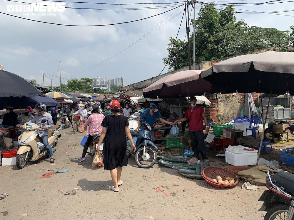 Nhiều chợ Hà Nội đông nghịt, hàng hóa dồi dào, giá ổn định - 1