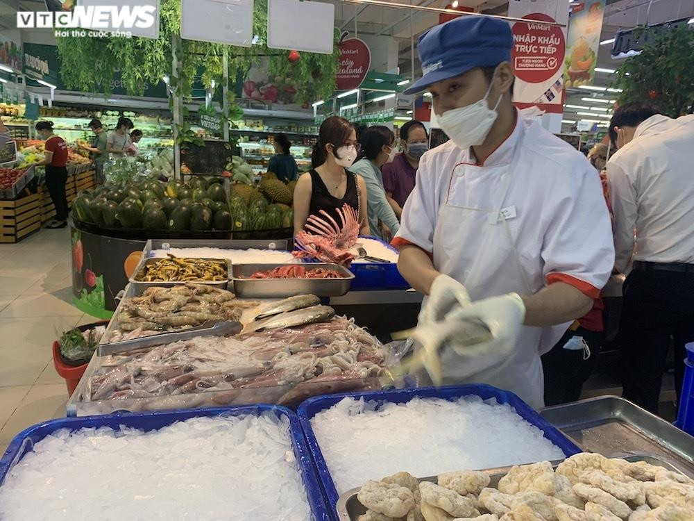 Ảnh: Rau xanh, thịt cá... đầy ắp siêu thị Hà Nội trong ngày đầu giãn cách xã hội - 4