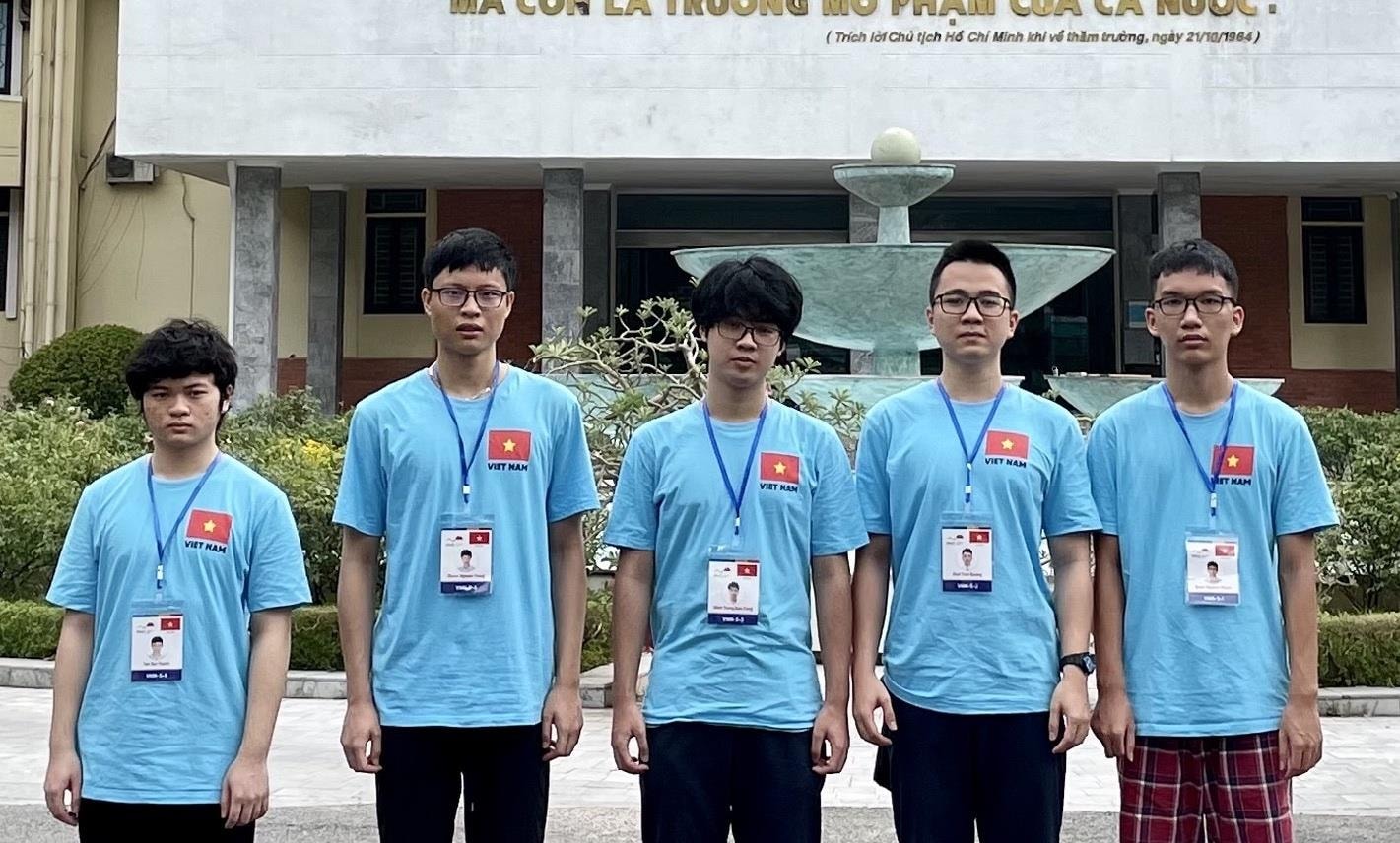 Ba thí sinh giành huy chương Vàng Olympic Vật lý quốc tế 2021 - 1