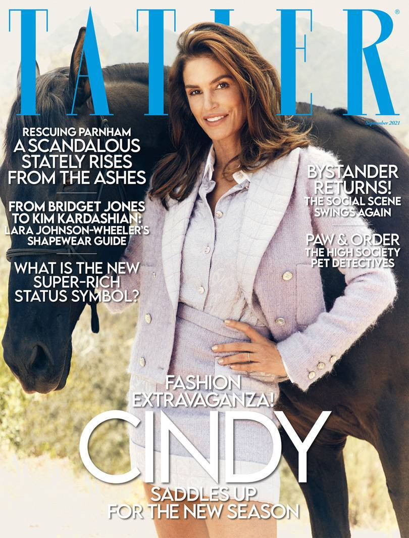 Cindy Crawford sang chảnh trên bìa tạp chí ở tuổi 55
