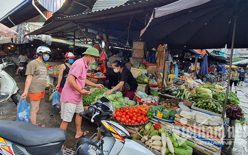 Hà Nội sáng nay: Hàng đầy ắp chợ, dân tranh thủ mua 1 dùng 3