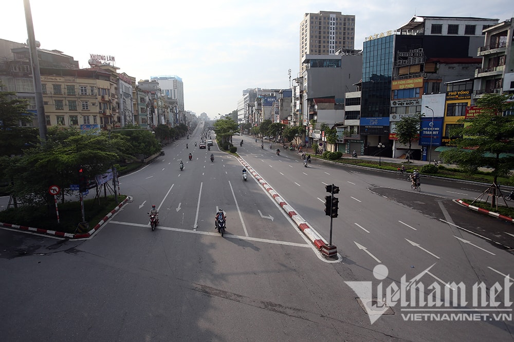 Ngày đầu Hà Nội giãn cách, sáng vắng lặng, trưa lại đông xe