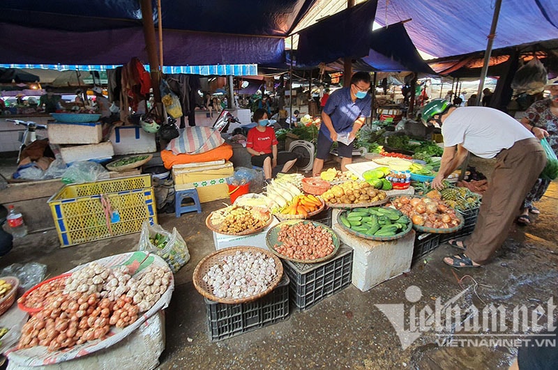 Hà Nội sáng nay: Hàng đầy ắp chợ, dân tranh thủ mua 1 dùng 3