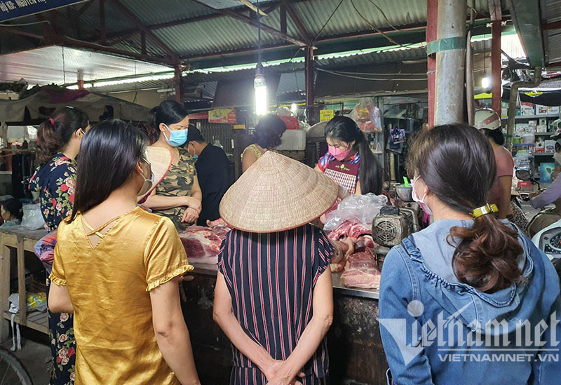 Hà Nội sáng nay: Hàng đầy ắp chợ, dân tranh thủ mua 1 dùng 3