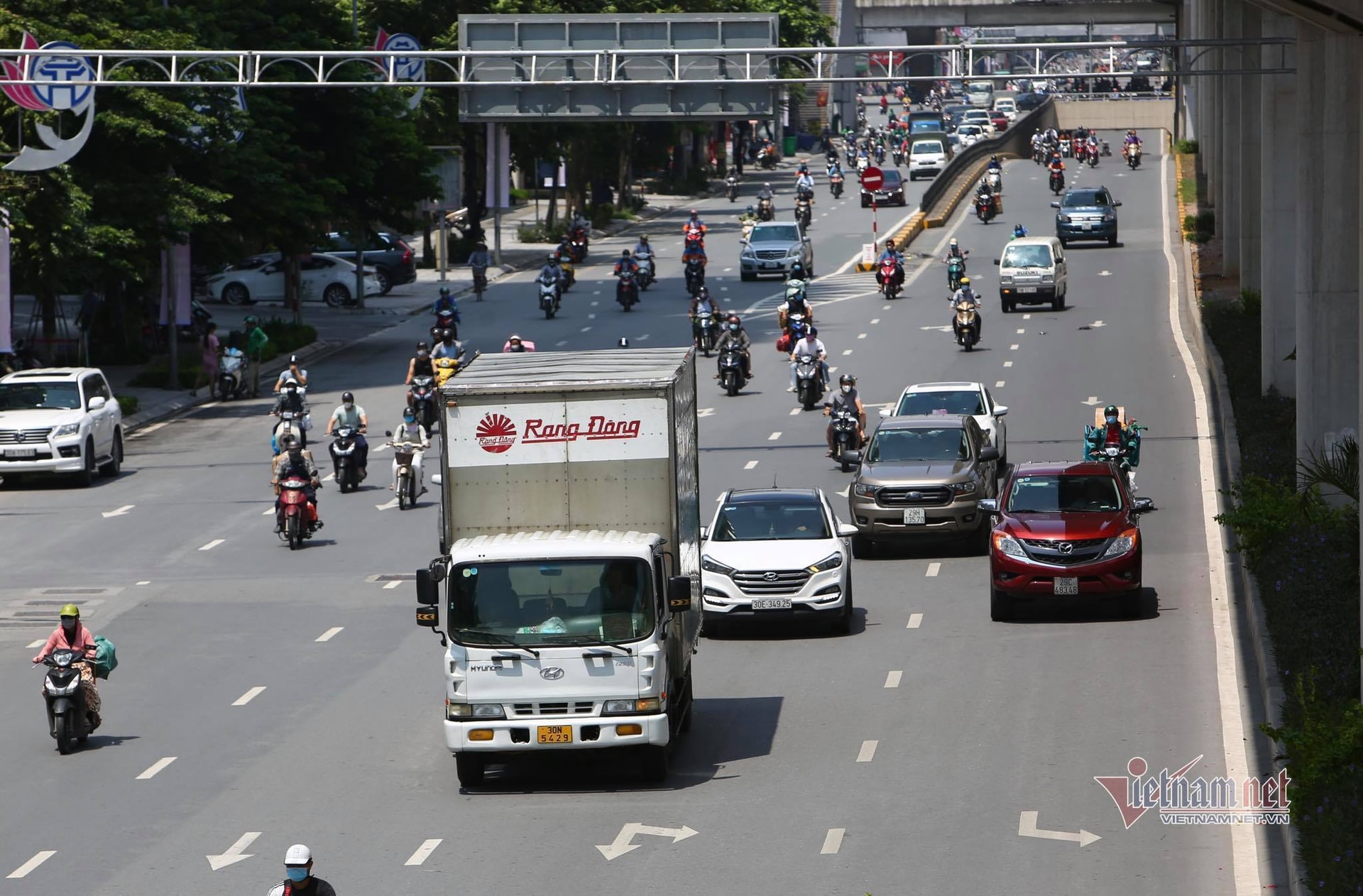 Ngày đầu Hà Nội giãn cách, sáng vắng lặng, trưa lại đông xe