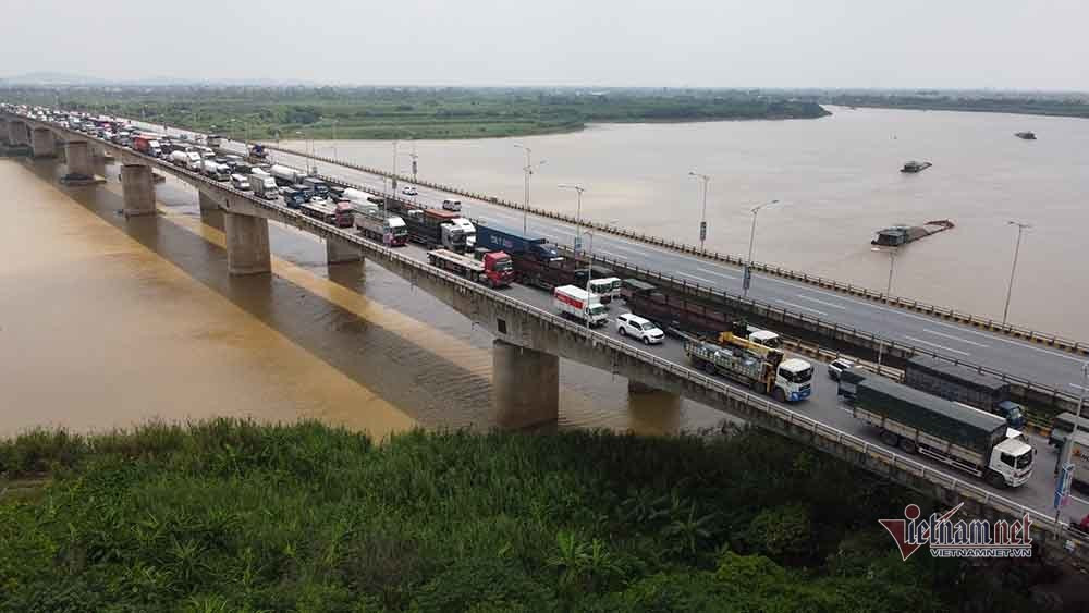 Hàng nghìn xe nối đuôi quay đầu, cầu Phù Đổng tắc dài nhiều km