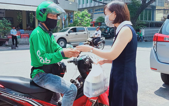 Hà Nội chính thức dừng hoạt động ‘xe ôm công nghệ’ và shipper giao hàng