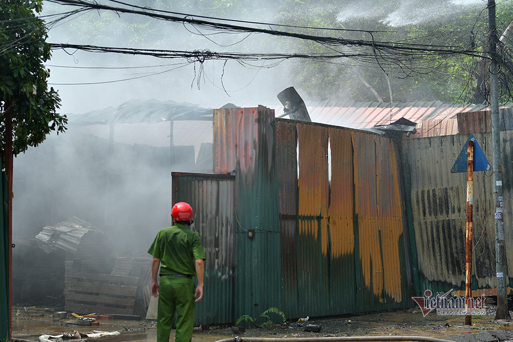 Cháy kho nhựa ở quận Hoàng Mai