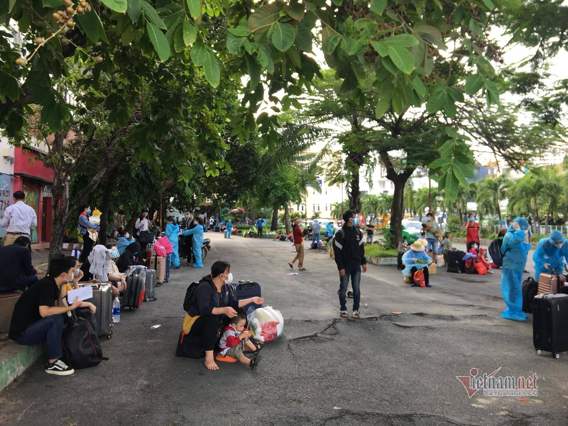 Ga Sài Gòn bắt đầu chạy tàu đưa người dân rời TP.HCM về quê