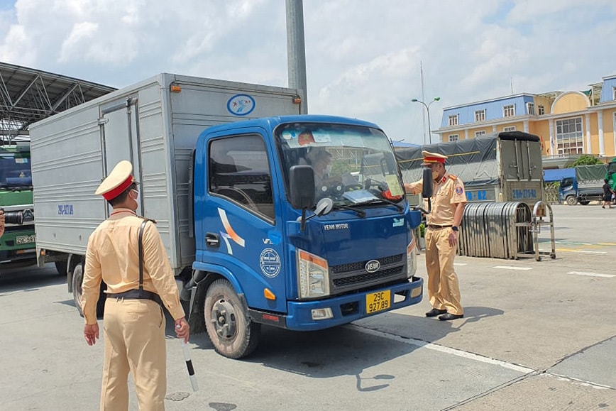 Công an Hà Nội phân luồng phương tiện đi tránh thành phố đang cách ly