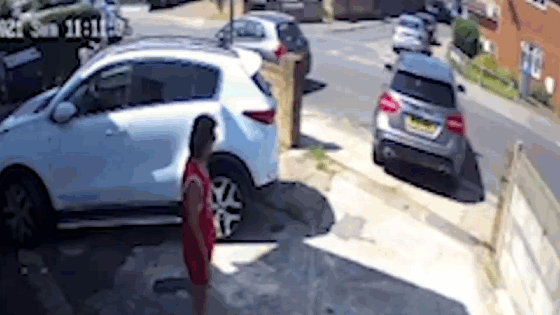 Chiêu cướp ô tô Mercedes khiến chủ xe ngẩn người không kịp phản ứng
