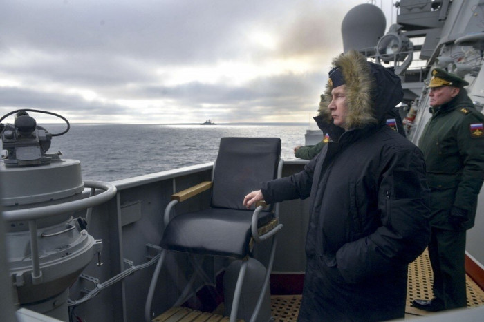 Tổng thống Putin ra sắc lệnh không được hạ cờ của Hải quân Nga trước mặt kẻ thù