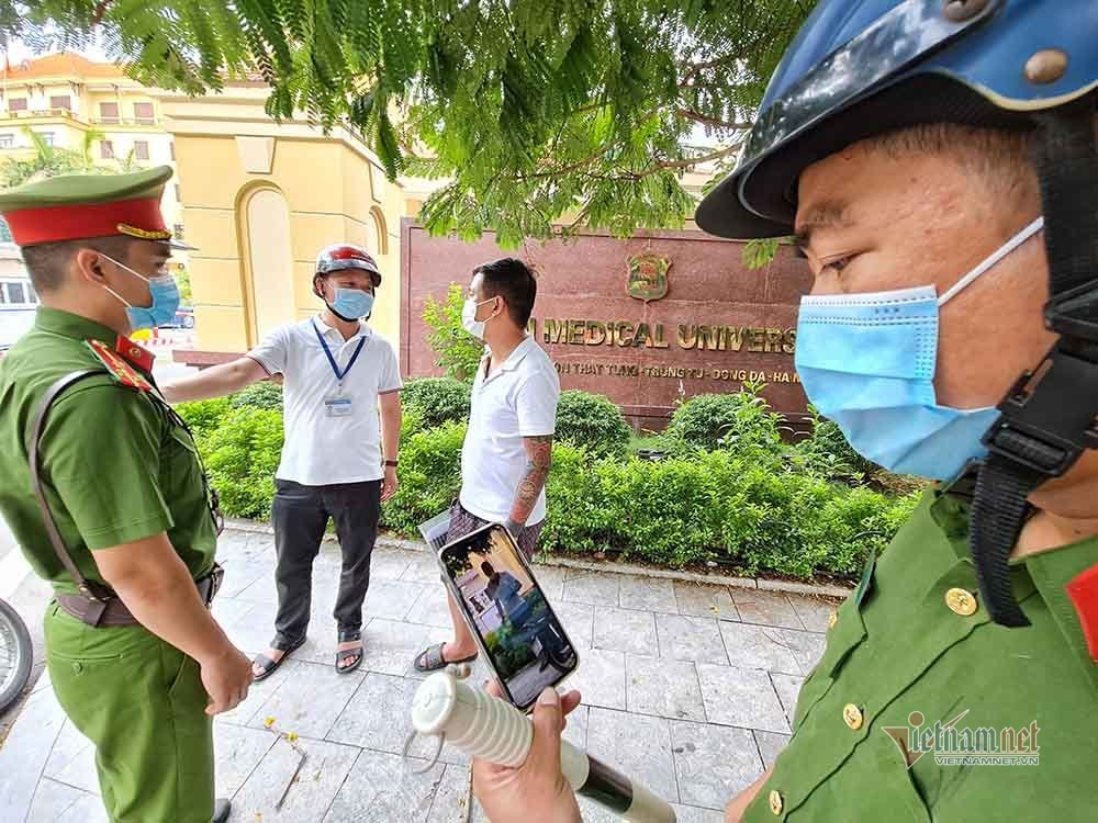 Theo chân lực lượng xử phạt người ra đường không lý do cần thiết ở Hà Nội