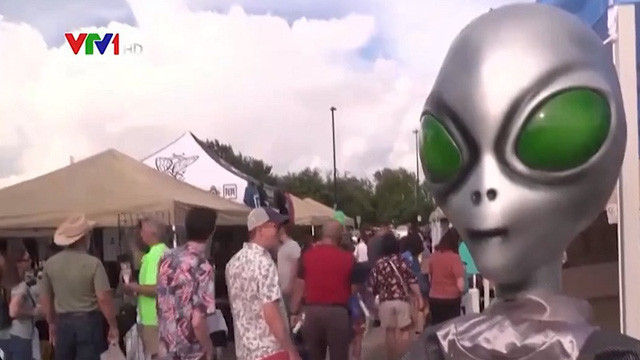 Lễ hội người ngoài hành tinh thu hút hàng nghìn du khách - 1