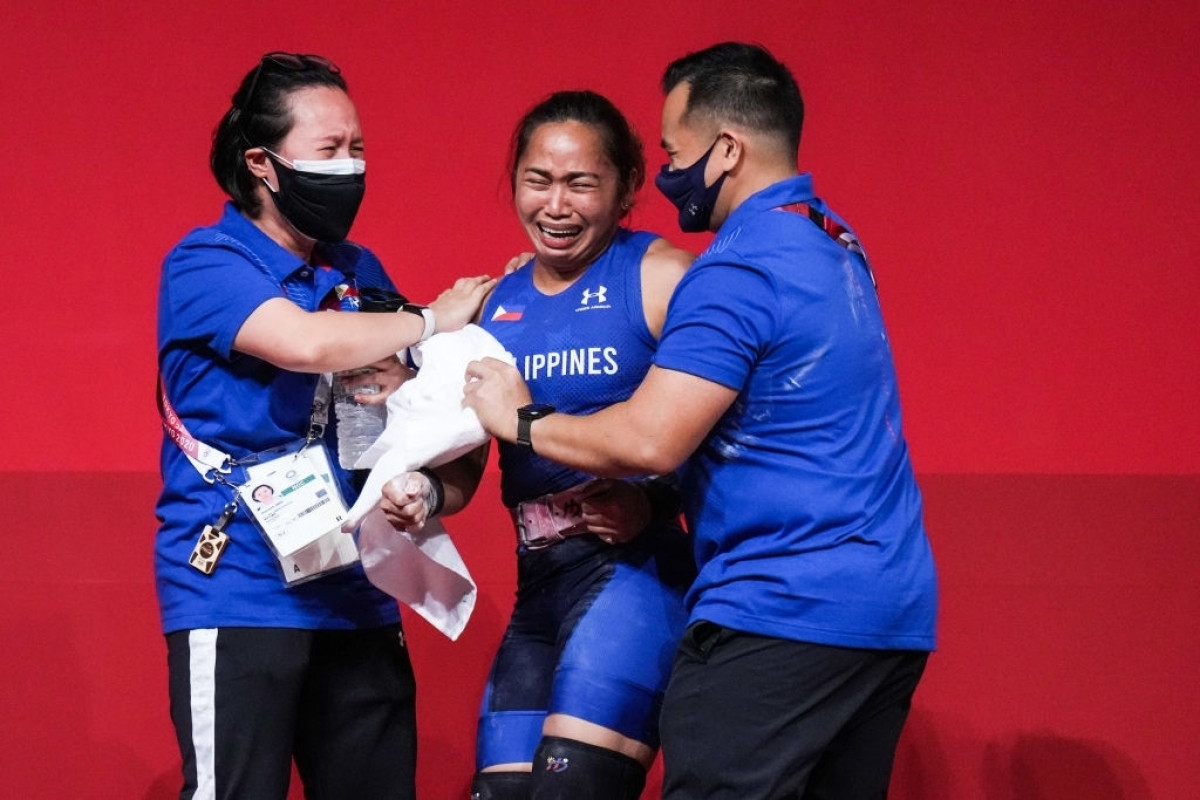 Hidilyn Diaz và ban huấn luyện đội cử tạ Philippines đã khóc như mưa sau khi giành HCV (Ảnh: Getty).
