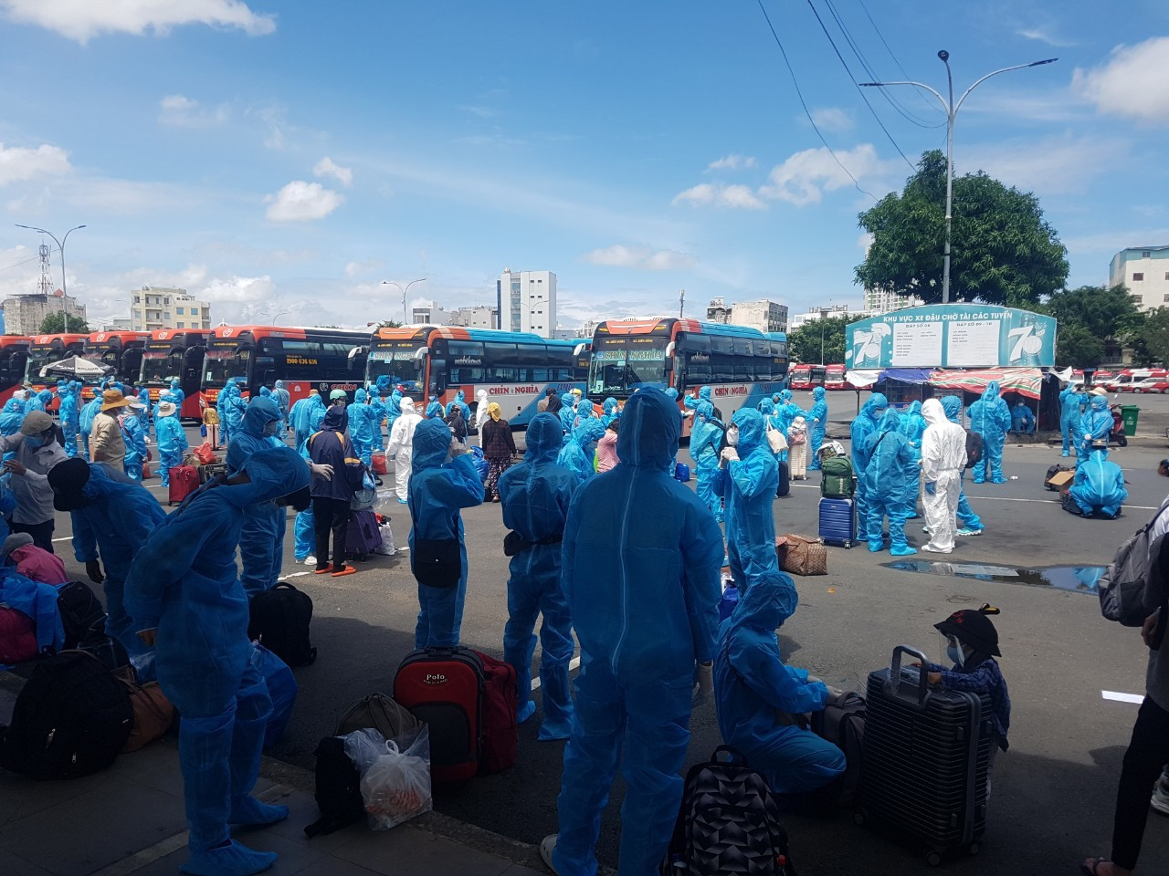 400 công dân Phú Yên được hỗ trợ xe khách rời TP.HCM về quê
