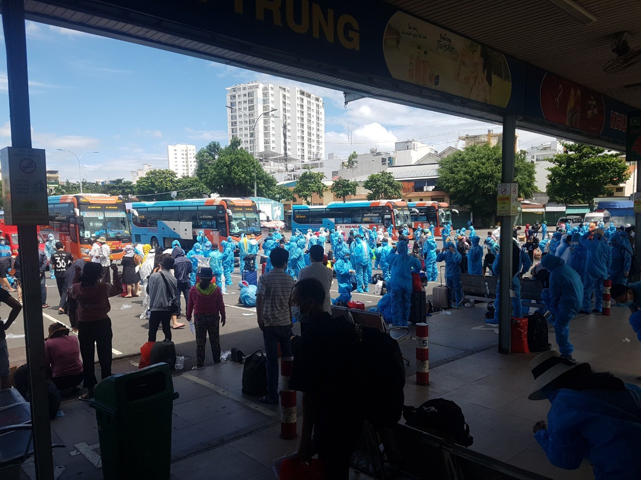 400 công dân Phú Yên được hỗ trợ xe khách rời TP.HCM về quê
