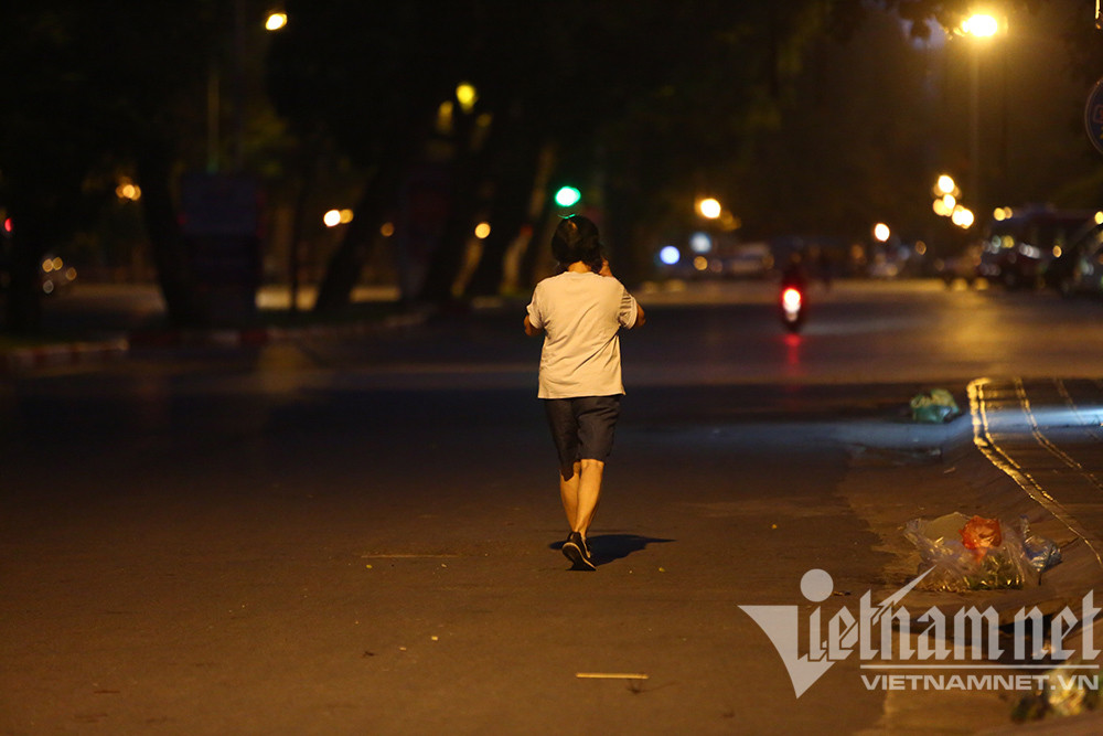 'Né' lực lượng kiểm tra, người dân Hà Nội tập thể dục lúc 3 giờ sáng