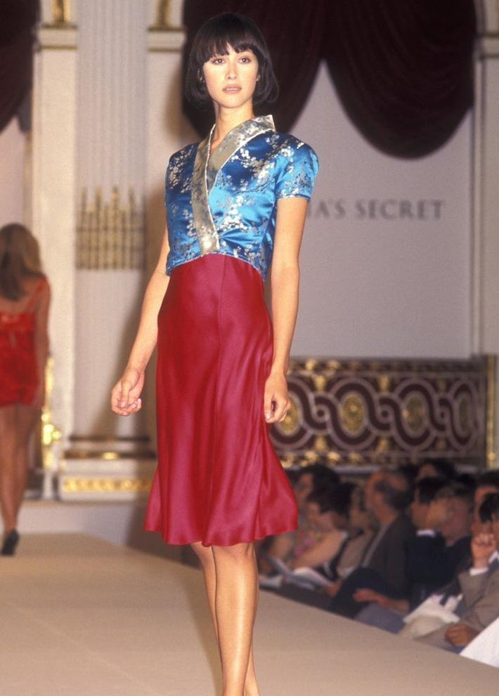 Show Victorias Secret thời đầu: Áo quần từ thập niên 90, dàn mẫu tuyển chọn khắt khe-7