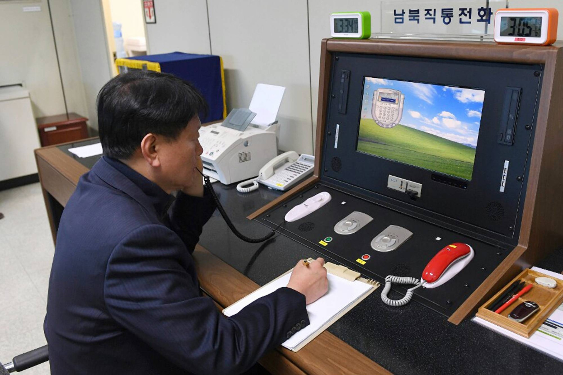 Triều Tiên có động thái tích cực, nối lại đường dây nóng với Hàn Quốc sau 13 tháng đơn phương cắt đứt. (Nguồn: AP)