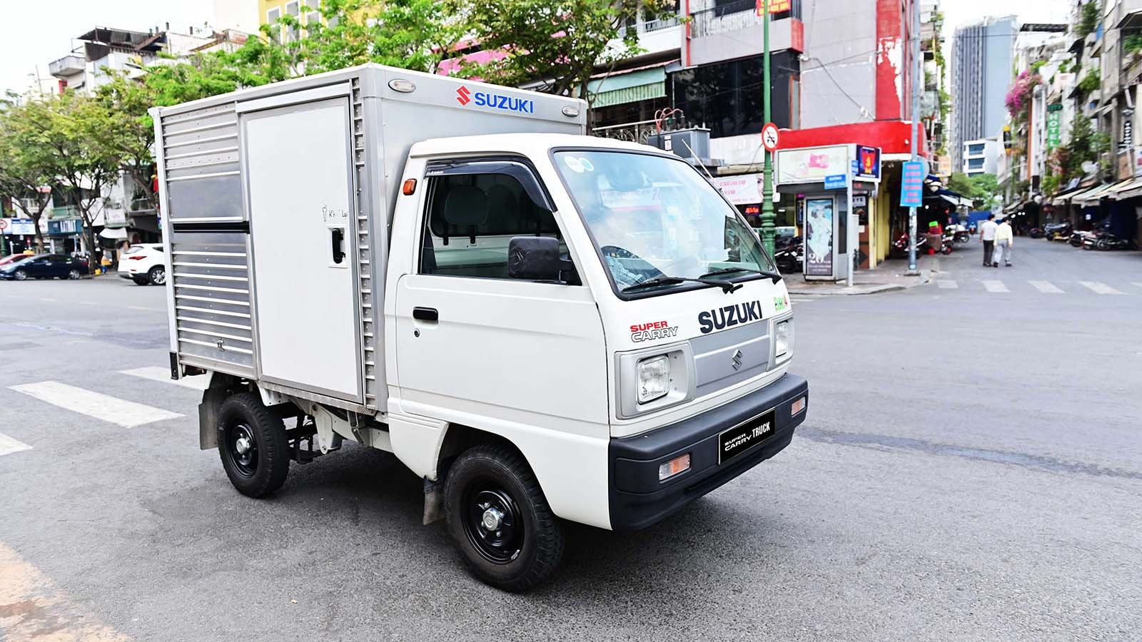 Cầm lái Suzuki Carry Truck Truck, bác tài có thể vận chuyển linh hoạt, dễ dàng trong đô thị đông đúc hay ngõ hẹp nhờ bán kính vòng quay tối thiểu chỉ 4.1m