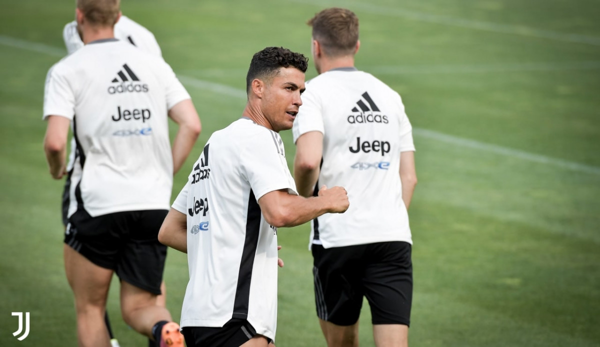 Cristiano Ronaldo trở lại tập luyện cùng các đồng đội ở Juventus.